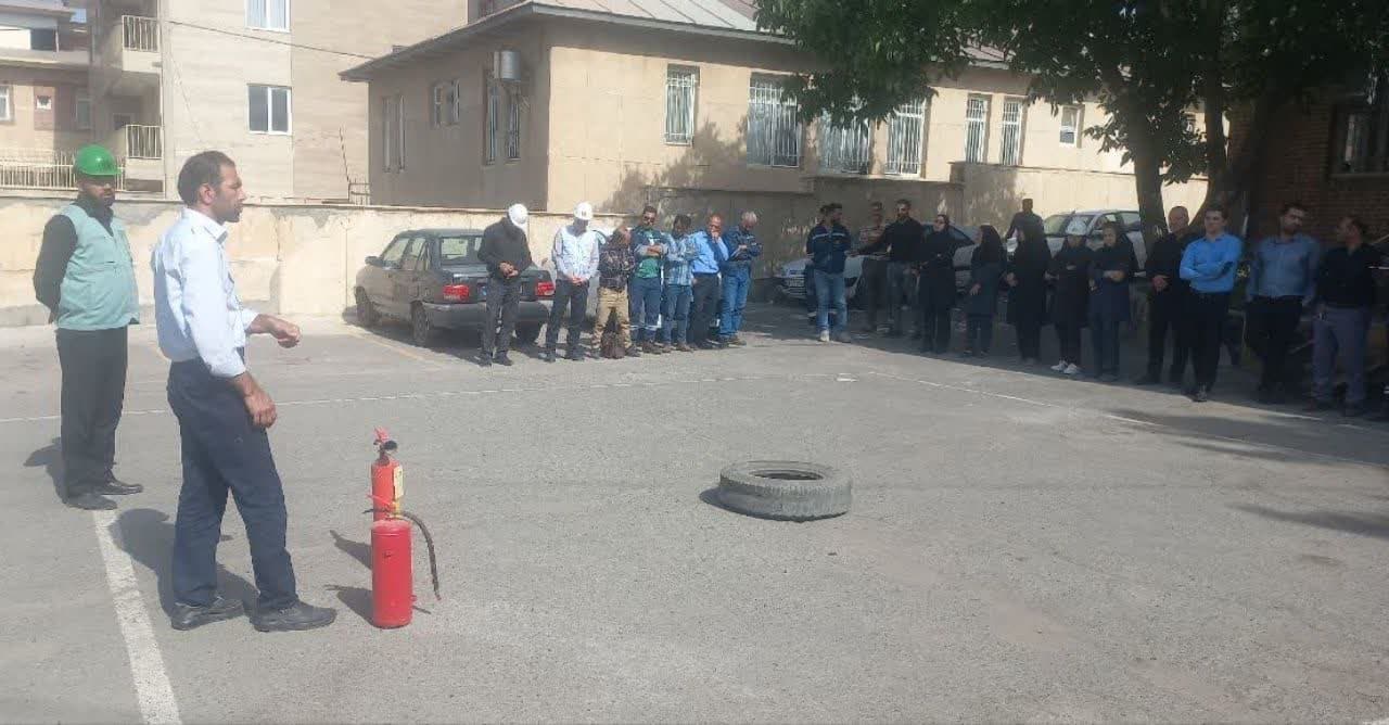 آموزش و اجرای مانور اطفاء حریق برای کارکنان اداره برق شهرستان طالقان