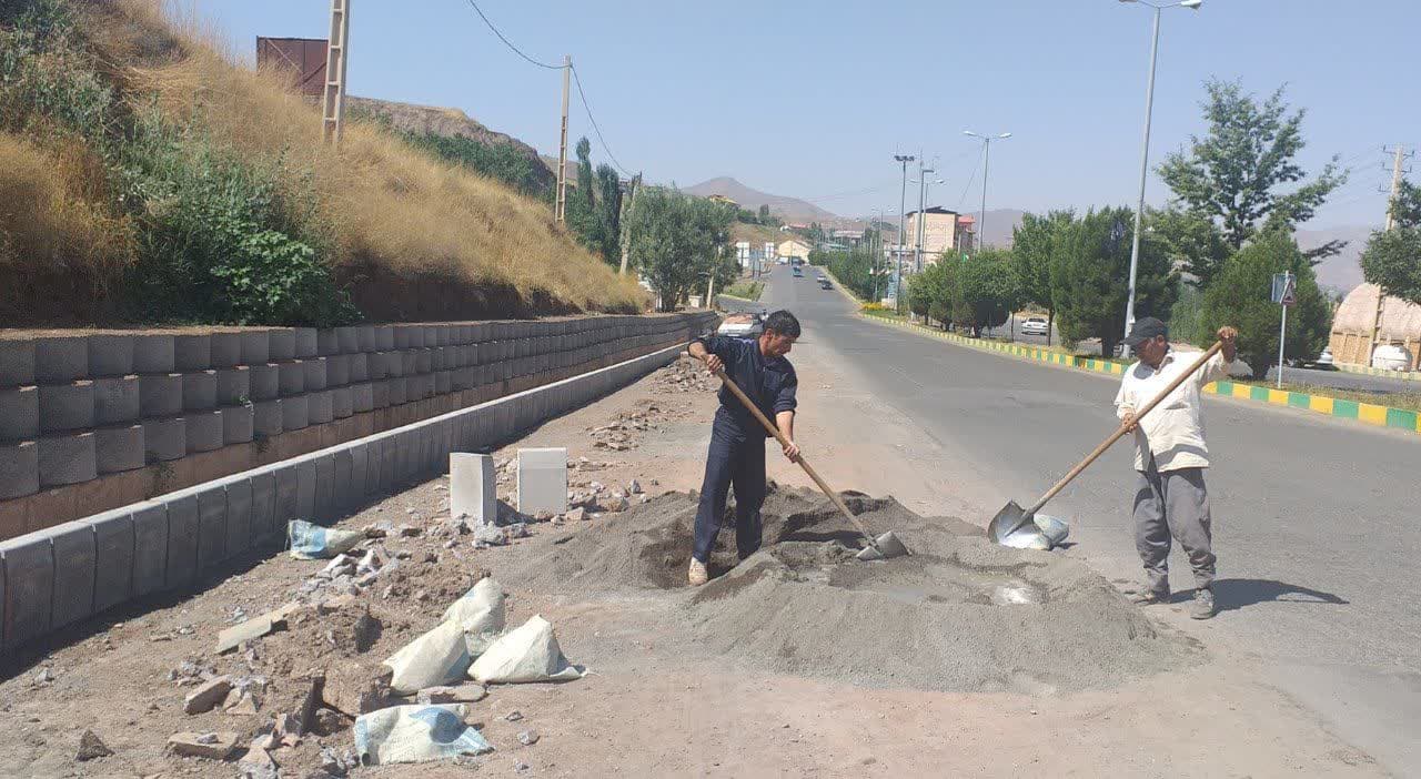 عملیات گلدان گذاری و مرمت و بازسازی جداول حاشیه بلوار ورودی شهر