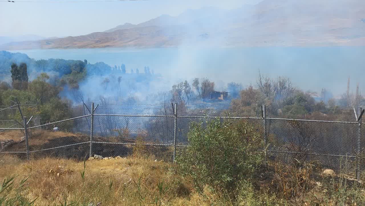 عملیات اطفای حریق در منطقه چشمکان، حاشیه سد طالقان با فداکاری آتش نشانان شهرداری