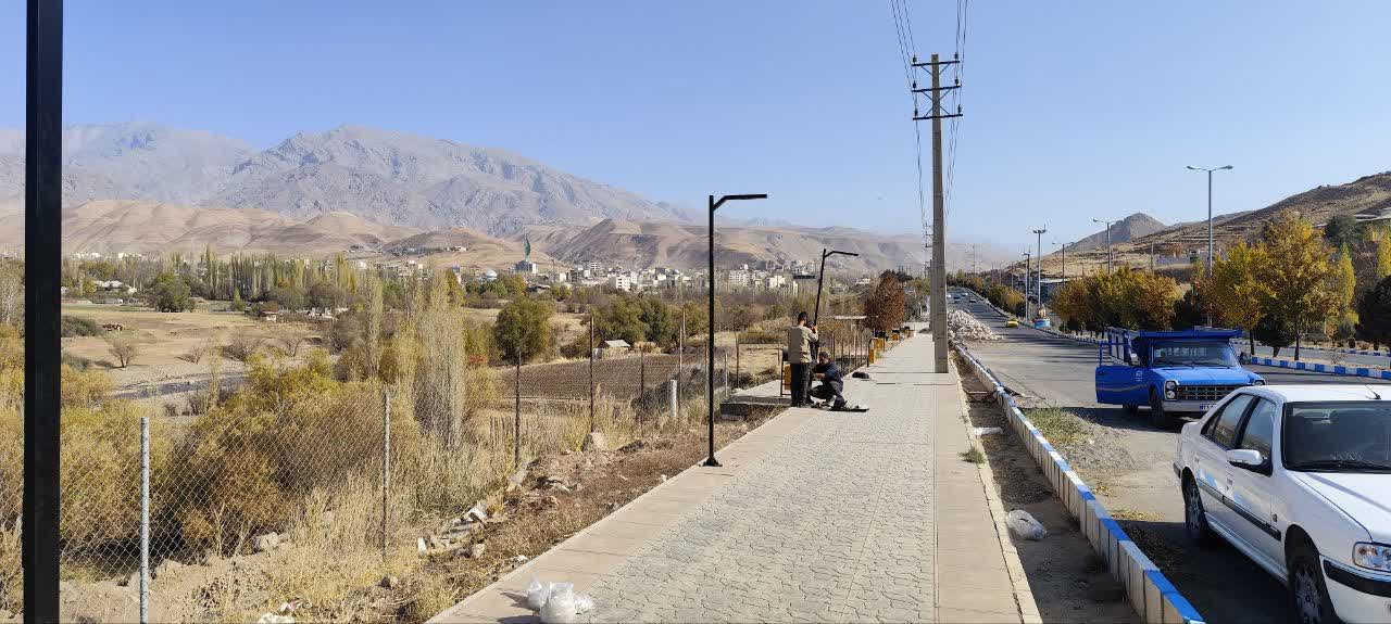 نصب پایه چراغ‌های روشنایی در مسیر پیاده‌راه سلامت