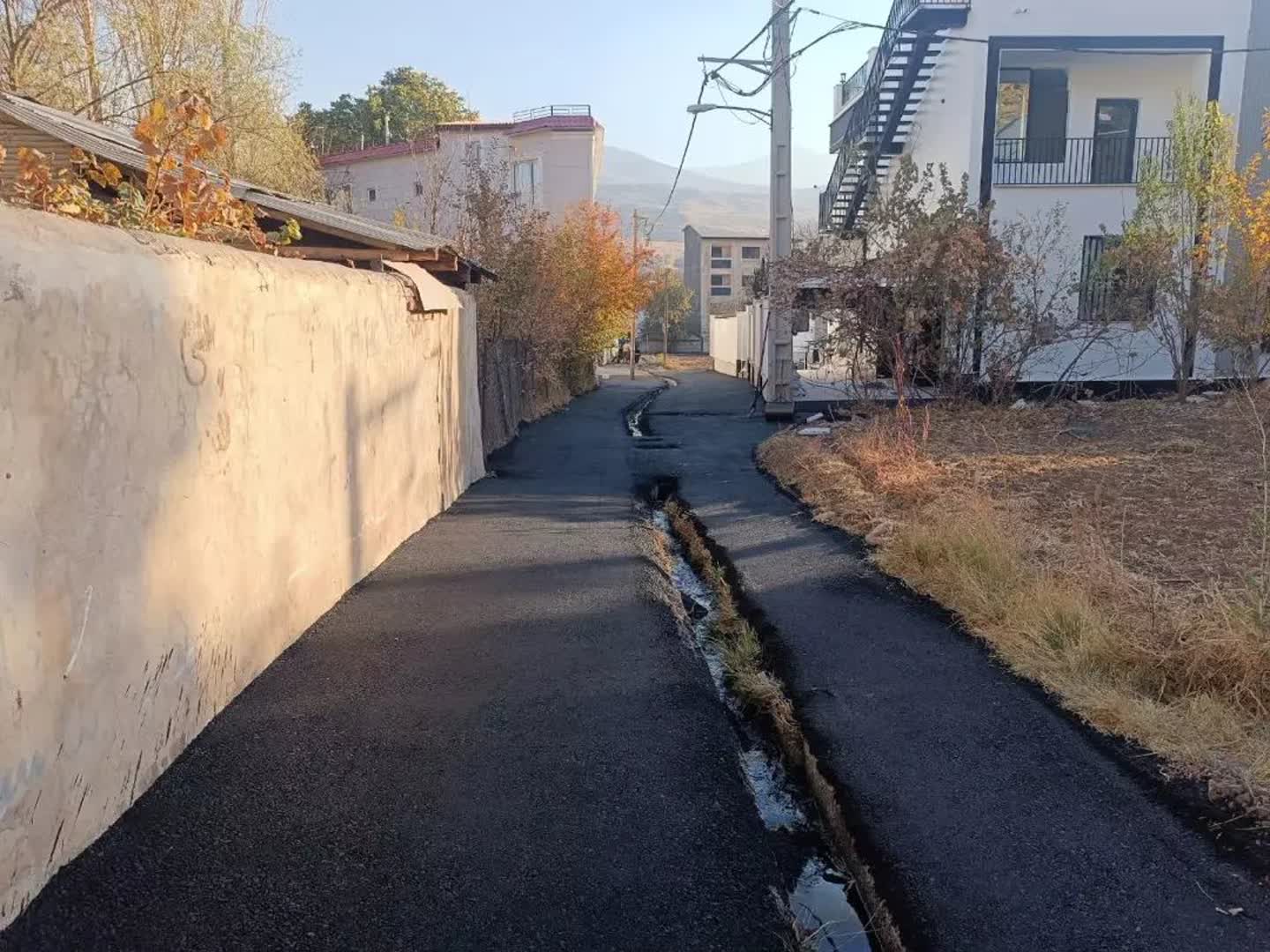 اجرای روکش آسفالت  کوچه آسیو در  محله گلینک