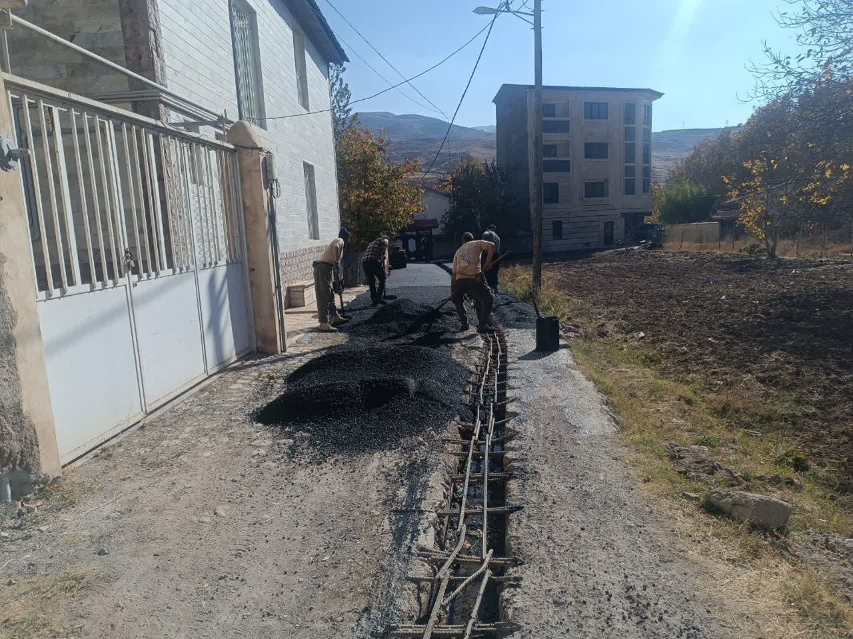 اجرای روکش آسفالت  کوچه شهید سید حسین میرحسینی محله گلینک