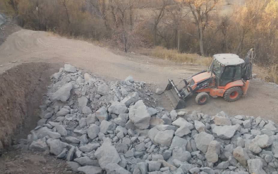 مشارکت شهرداری طالقان در حمل مصالح حاصل از رانش در بلوار گلینک