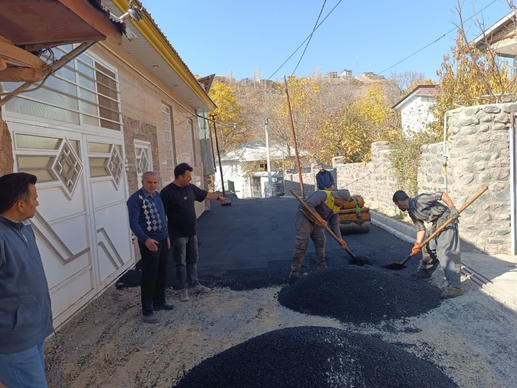 اجرای روکش آسفالت کوچه اون دست محله خسبان