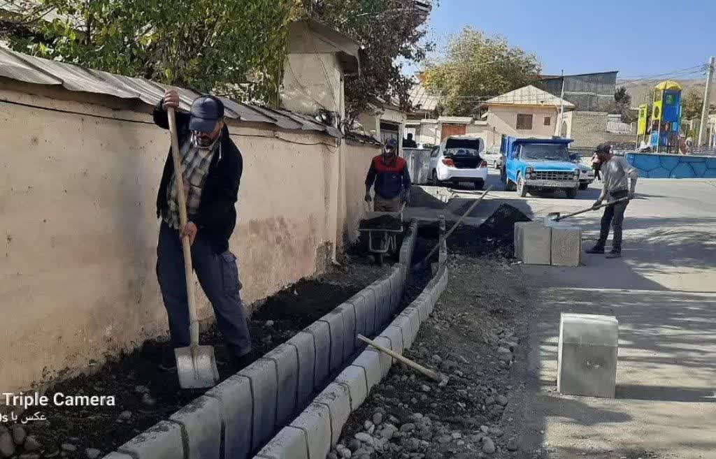 عملیات مخلوط ریزی و تسطیح حاشیه جداول خیابان سردار فرامرز عباسی