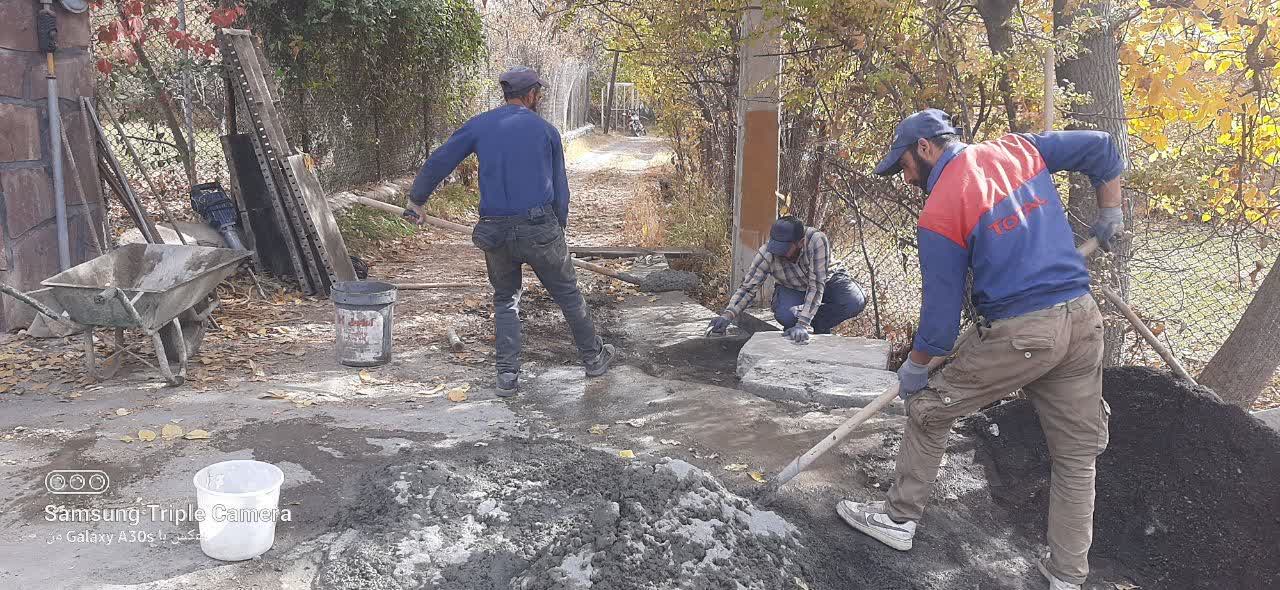 عملیات عمرانی تعریض ورودی کوچه بهار کولج پایین جهت افزایش ایمنی تردد خودروها و عابران پیاده