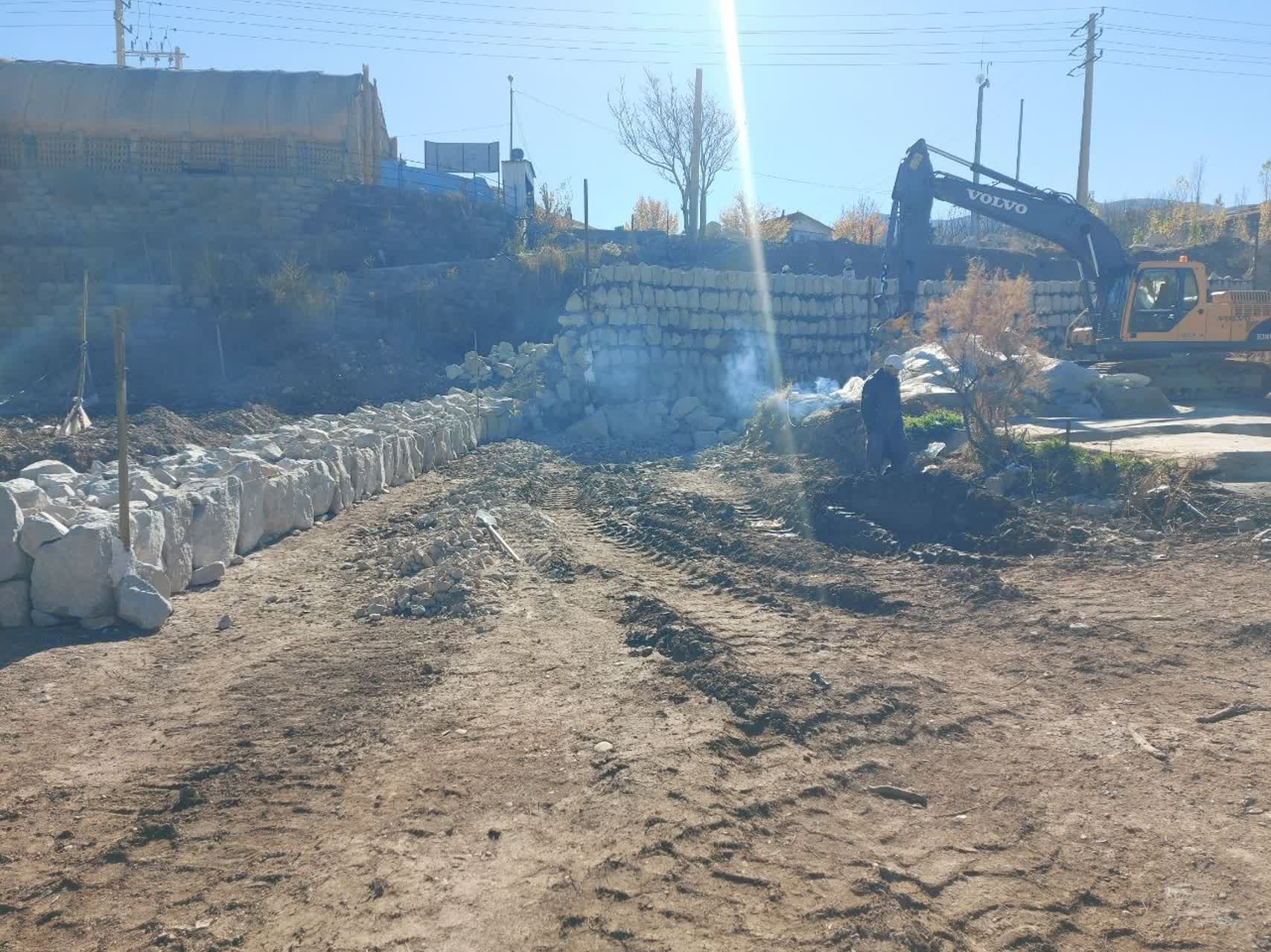 ادامه عملیات دیوارکشی بلوار آیت الله طالقانی و پایدار سازی پیاده راه سلامت شهر