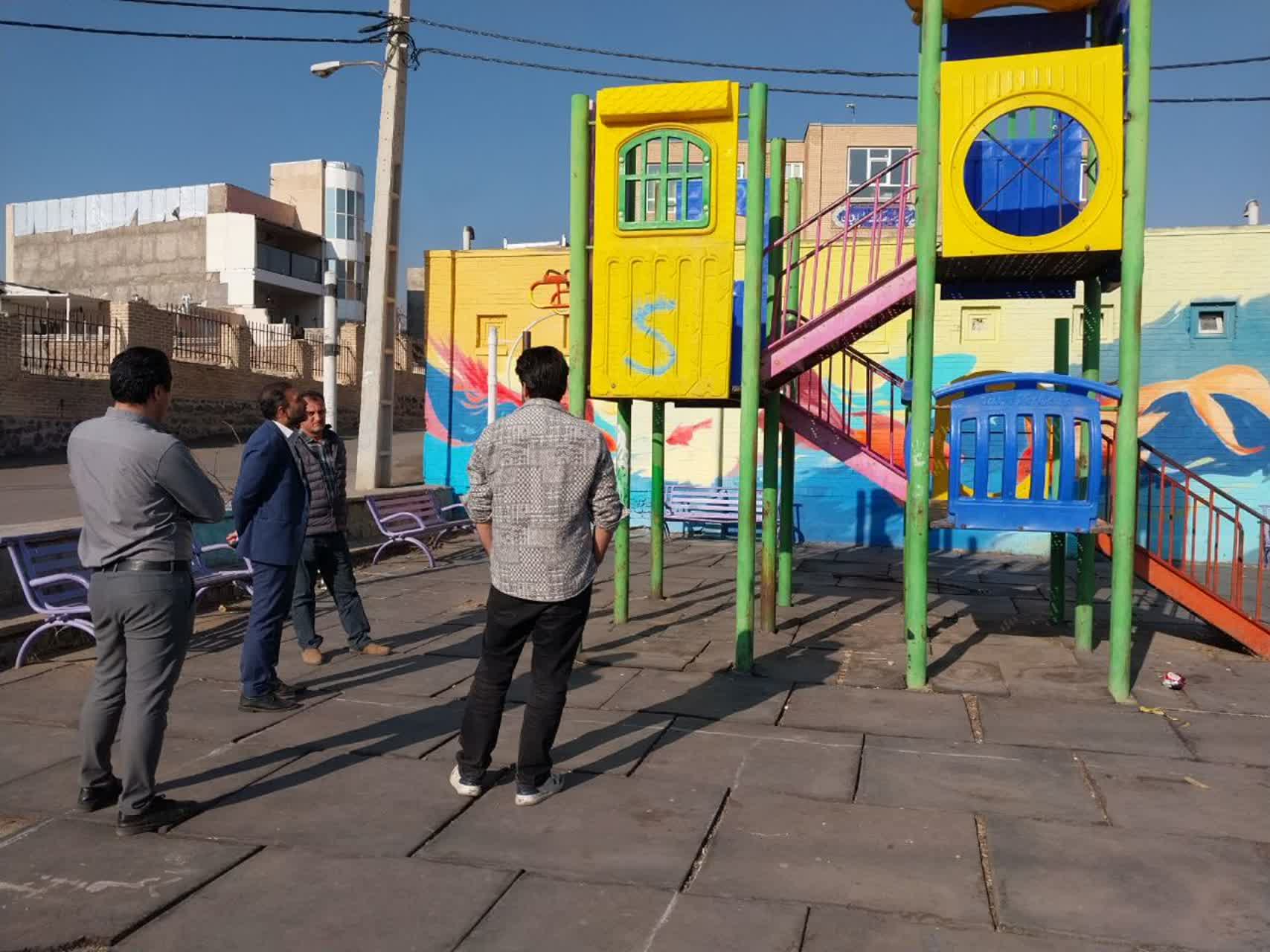 بازدید شهردار طالقان از پارکهای سطح شهر با هدف تجهیز و بهروزرسانی امکانات تفریحی و ورزشی