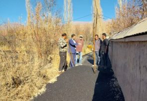 عملیات آسفالت خیابان خرمنان‌راه محله جزن با نظارت مستقیم و بازدید میدانی شهردار طالقان