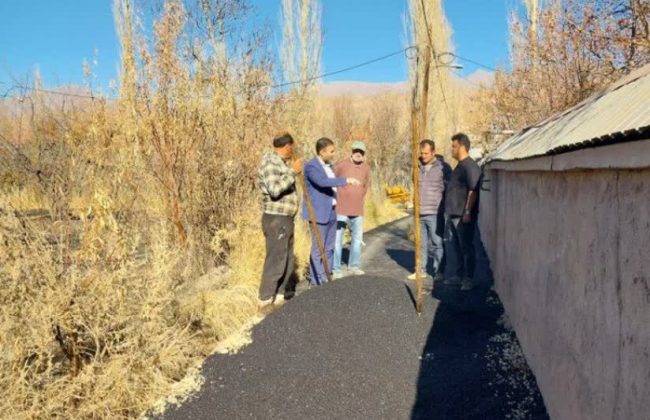 عملیات آسفالت خیابان خرمنان‌راه محله جزن با نظارت مستقیم و بازدید میدانی شهردار طالقان