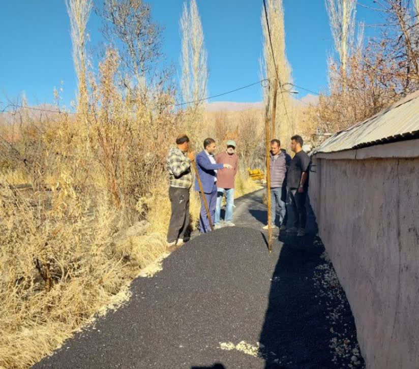 عملیات آسفالت خیابان خرمنان‌راه محله جزن با نظارت مستقیم و بازدید میدانی شهردار طالقان