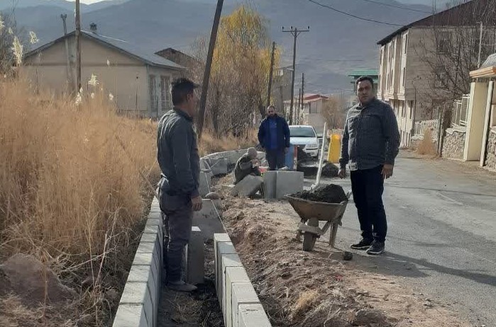 ادامه عملیات جدول گذاری و احداث نهر در مسیر جاده کولج بالا با نظارت مهندس عقیلی مسئول عمران شهرداری