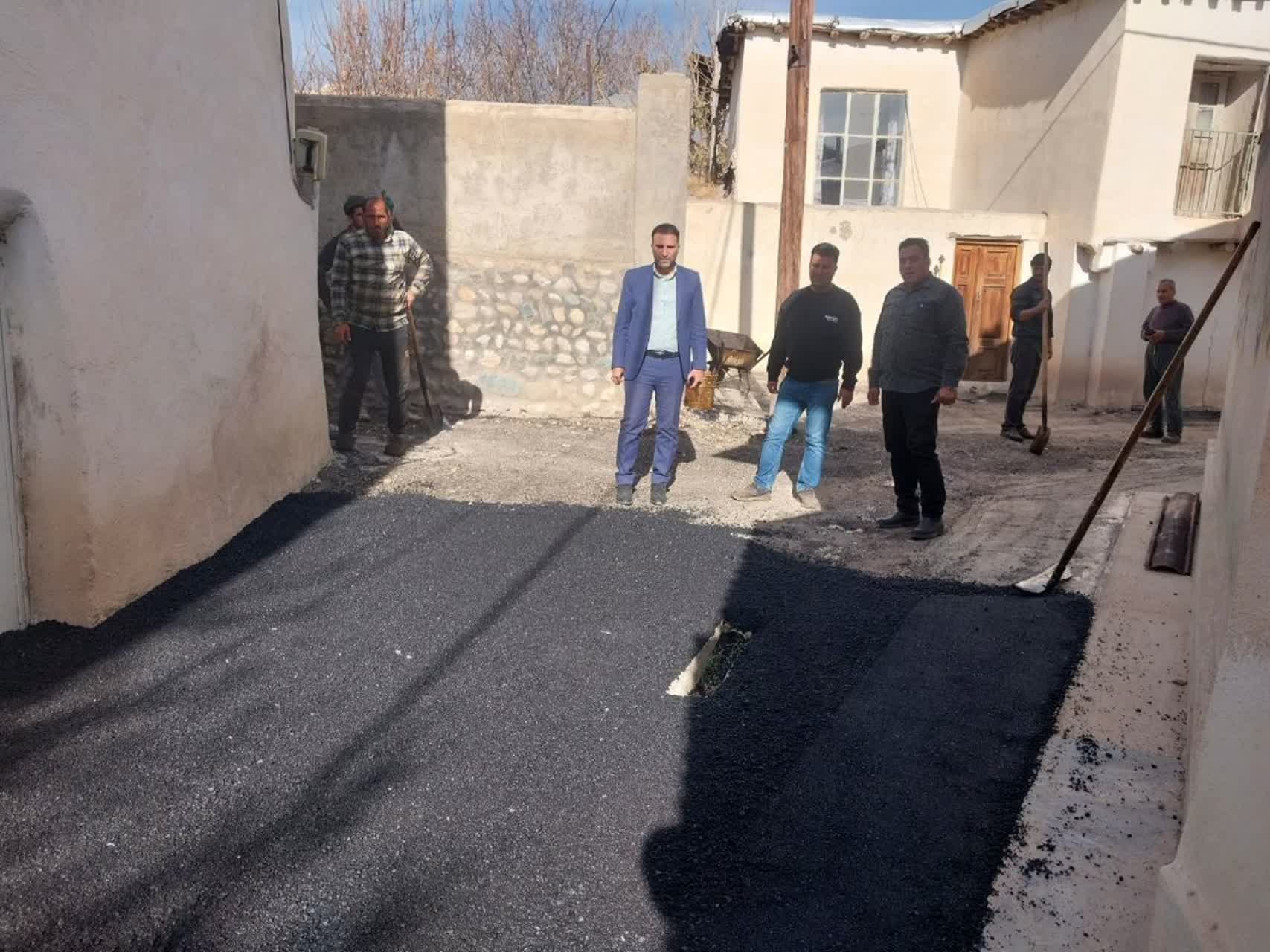 بازدید شهردار طالقان از عملیات آسفالت معابر محله جزن