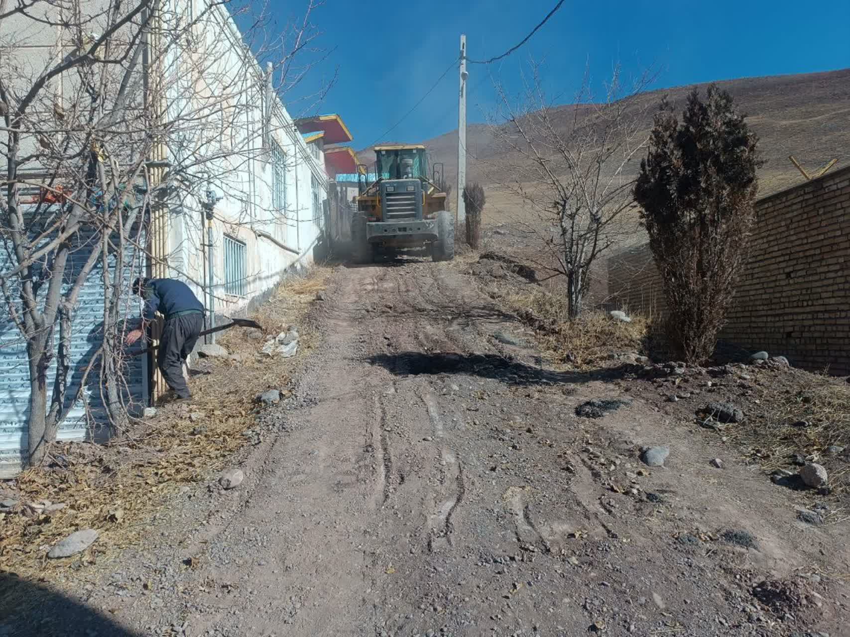 عملیات زیرسازی و تسطیح کوچه لاله محله کولج بالا