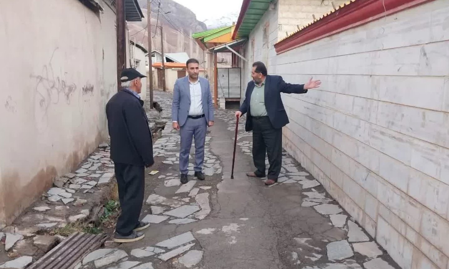 بازدید شهردار طالقان از معابر محله گزینان در راستای رسیدگی به مطالبات مردمی و ارتقای کیفیت خدمات شهری