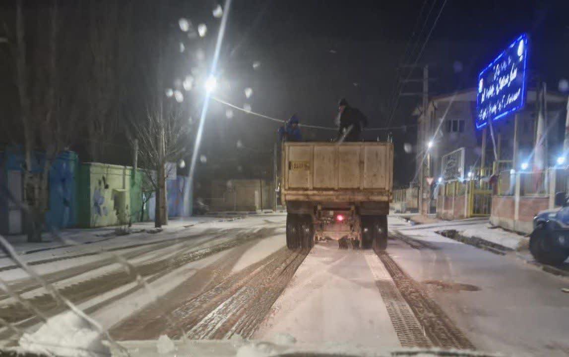 عملیات نمک پاشی اولین برف پاییزی معابر، میادین و بلوارهای اصلی سطح شهر طالقان