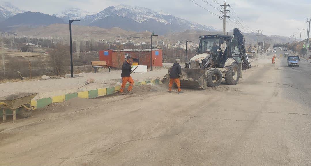 جمع‌آوری نخاله‌های حاصل از عملیات عمرانی و ساختمانی از بلوار ورودی شهر