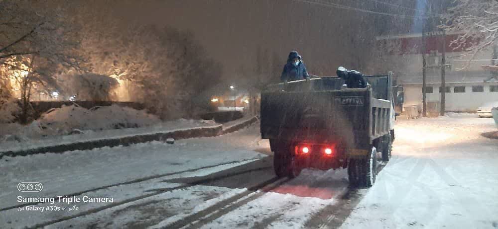 برف روبی و نمک پاشی کوچه ها و معابر فرعی  سطح شهر  توسط  واحدهای موتوری و خدمات شهر
