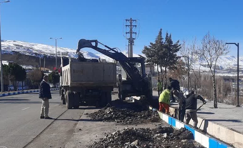 پاکسازی و جمع آوری  نخاله های عمرانی از  حاشیه بلوار طالقانی محدوده پیاده راه سلامت