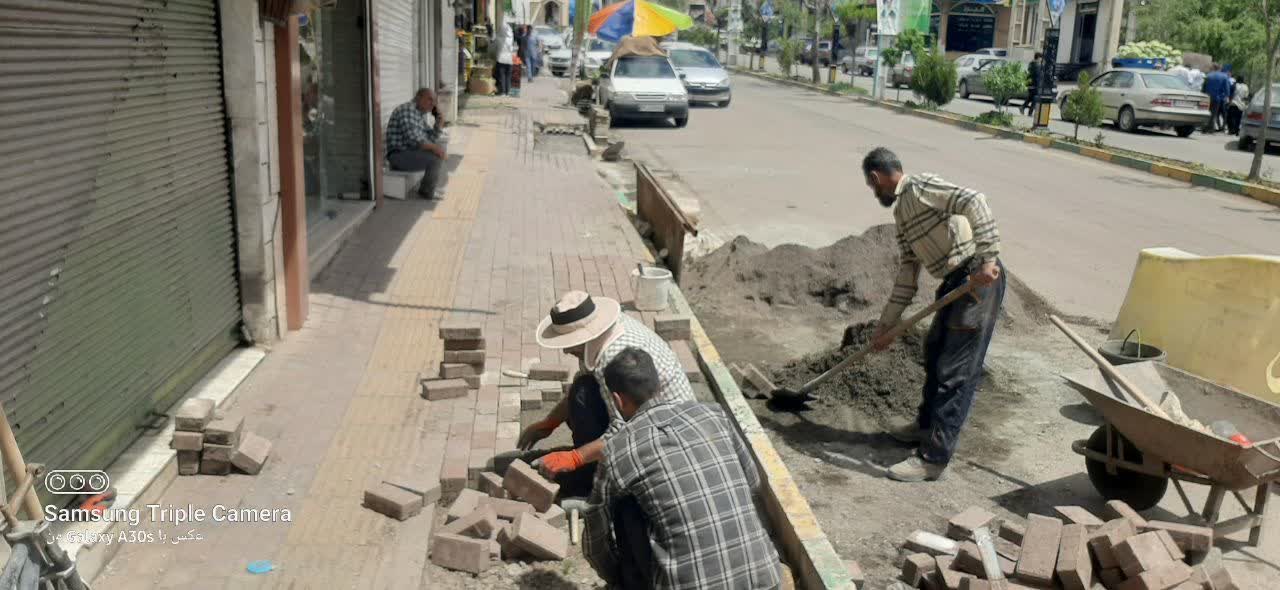 ترمیم و بازسازی پیاده‌رو و نهر واقع در محدوده بلوار اصلی شهر