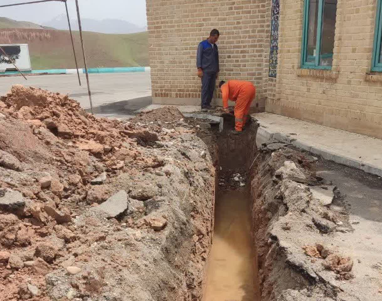 ادامه عملیات  حفاری در محوطه مزار شهدای گمنام به منظور  آماده سازی مسیر جهت انتقال خط لوله گاز