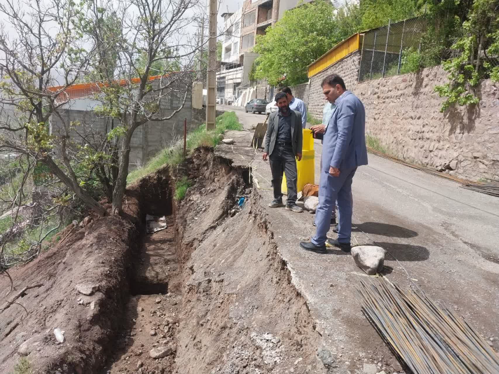 بازدید شهردار طالقان از عملیات عمرانی بهسازی جاده رانشی ورودی محله گزینان (نازرو)