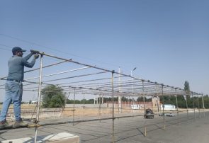 نصب و استقرار سازه ی موکب هماهنگی و پذیرایی از زائران مراسم تشییع پیکر رهبر شهید در ورودی شهر چندار با تلاش عوامل شهرداری