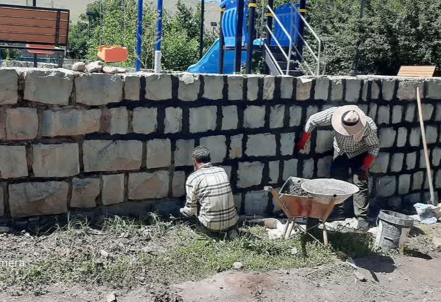 عملیات بند کشی دیوار سنگی پارک محله گلینک با هدف تقویت سازه و زیباسازی پارک