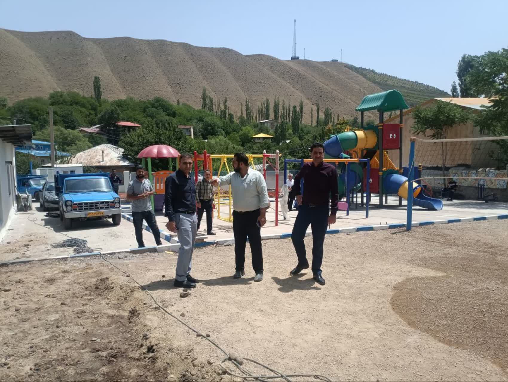 تداوم عملیات بهسازی پارک محله حسنجون و سیدآباد با اجرای کفپوش