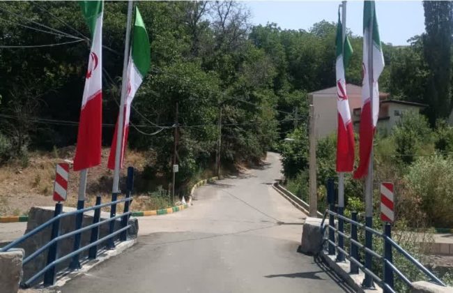 اهتزاز پرچم های ایران بر فراز پل جدید محله کولج بالا