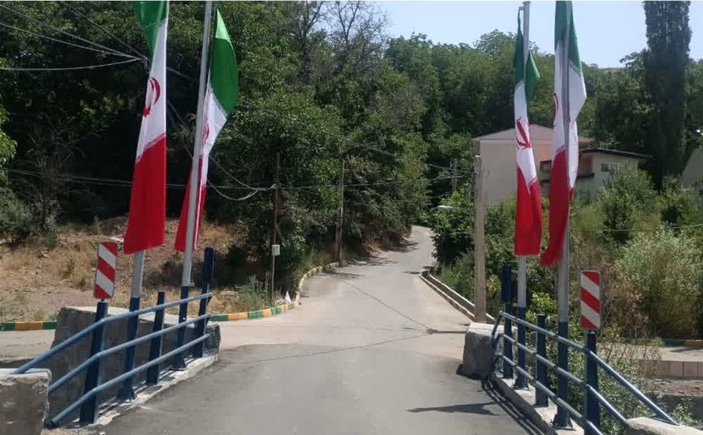 اهتزاز پرچم های ایران بر فراز پل جدید محله کولج بالا