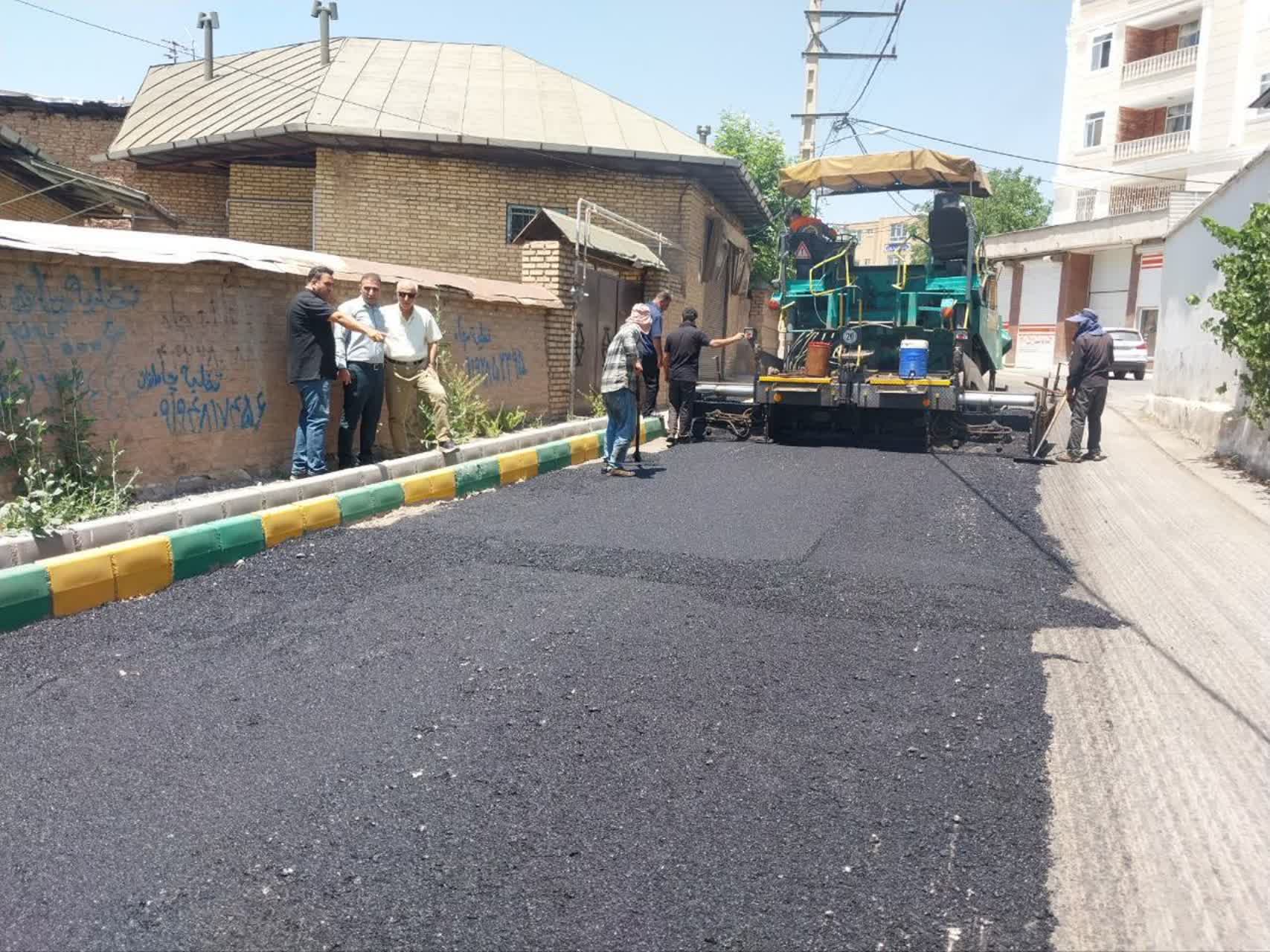 بازدید شهردار طالقان از عملیات آسفالت معابر شهری