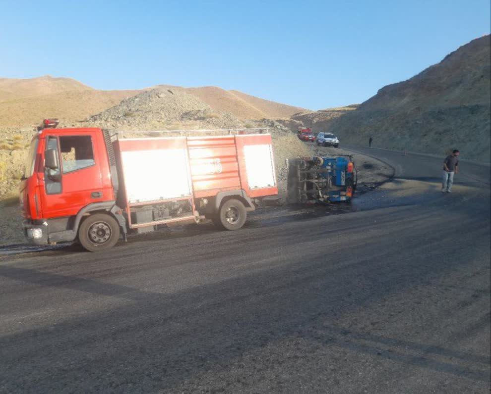 واژگونی یک دستگاه خودرو در جاده جدید طالقان ـ هشتگرد و امداد رسانی آتشنشانان شهرداری طالقان