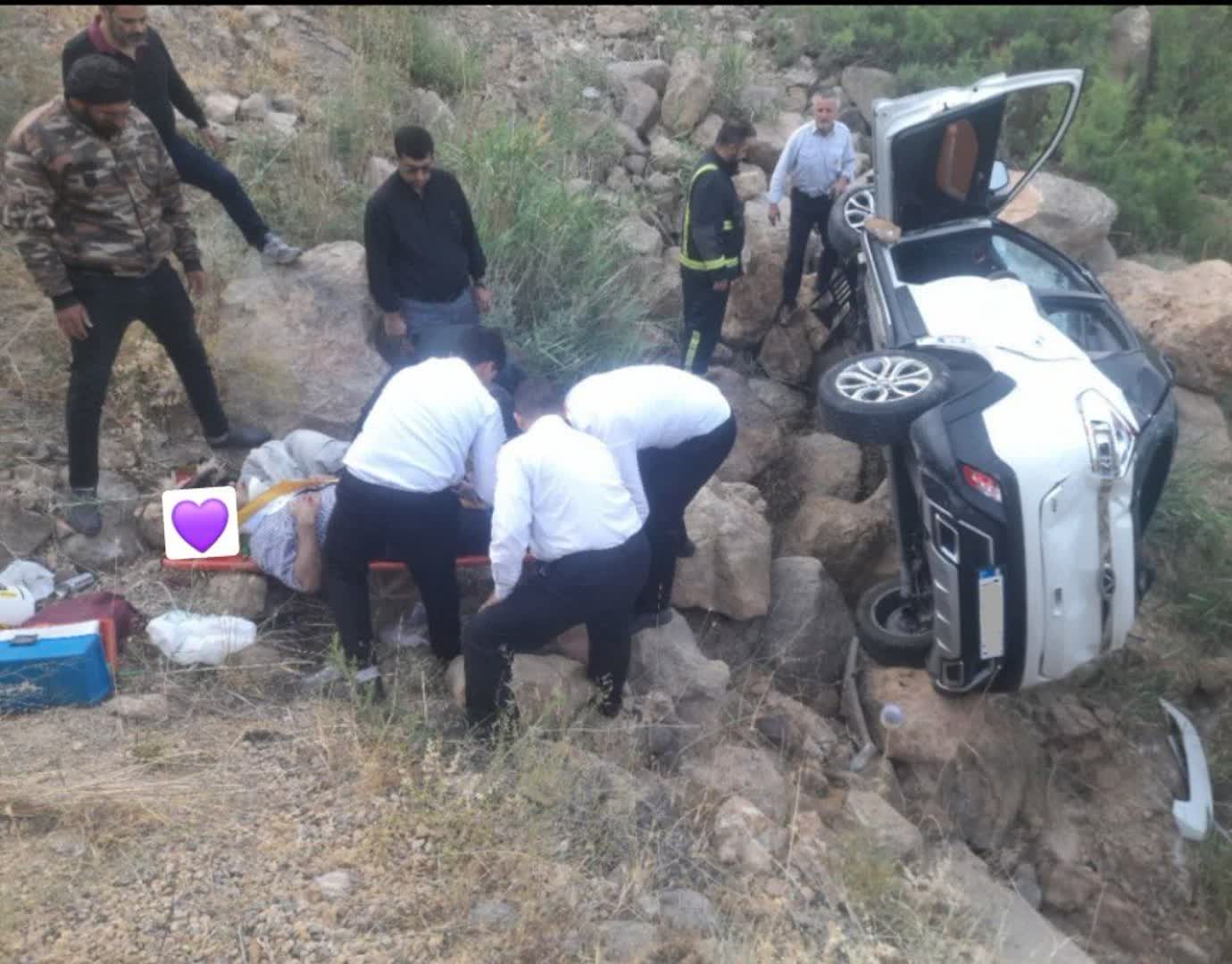امدادرسانی آتشنشانان شهرداری به مصدومان حادثه تصادف در جاده جدید طالقان