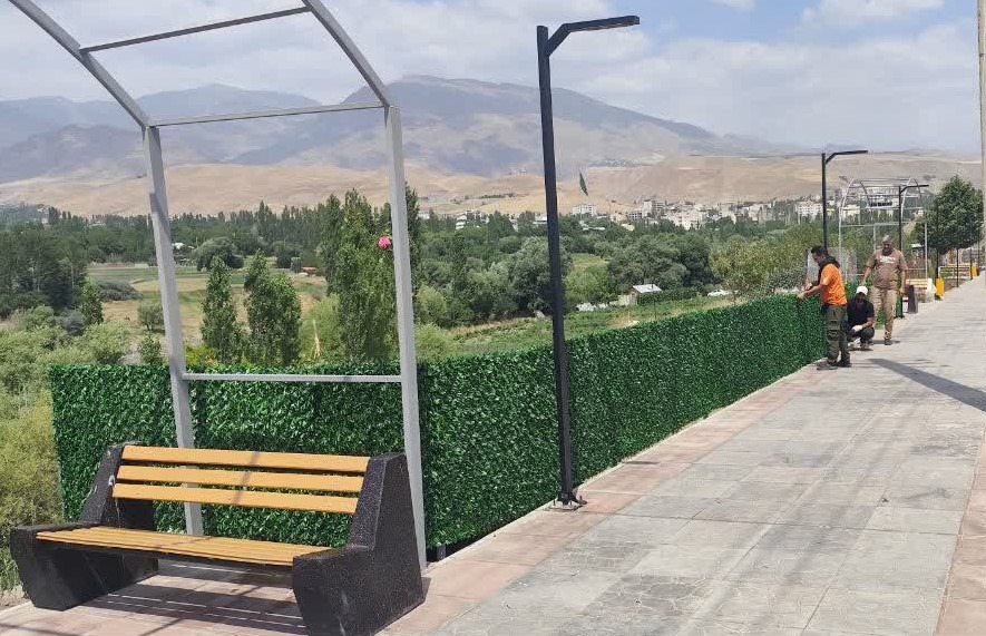 نصب فنس چمنی در حاشیه پیادهراه سلامت
