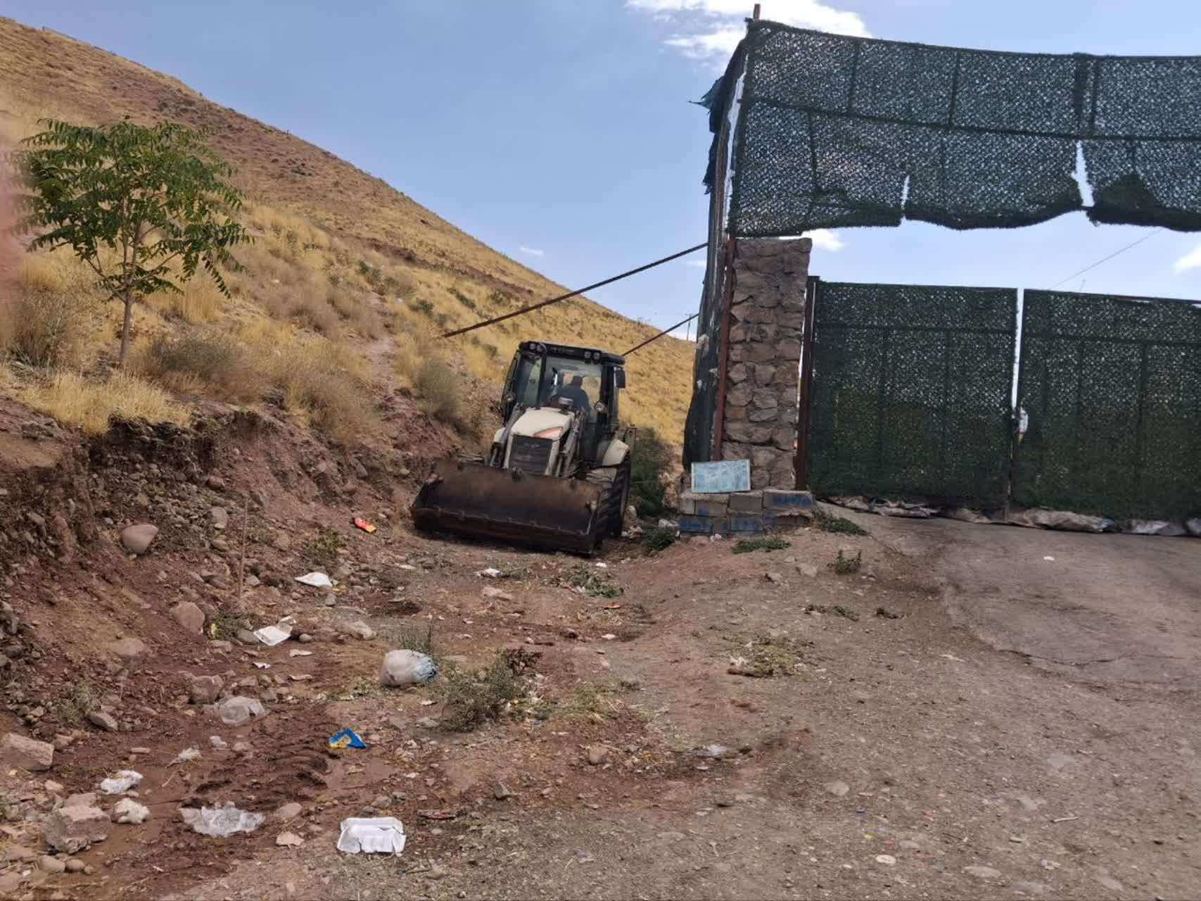 آغاز عملیات حفاری و آماده سازی جهت ایجاد فضای سبز پیرامون سایت انتقال موقت زباله