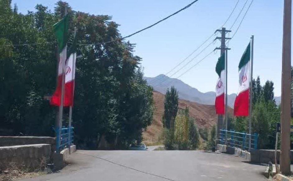 اهتزاز پرچم های جمهوری اسلامی ایران بر فراز پل ورودی محله خسبان