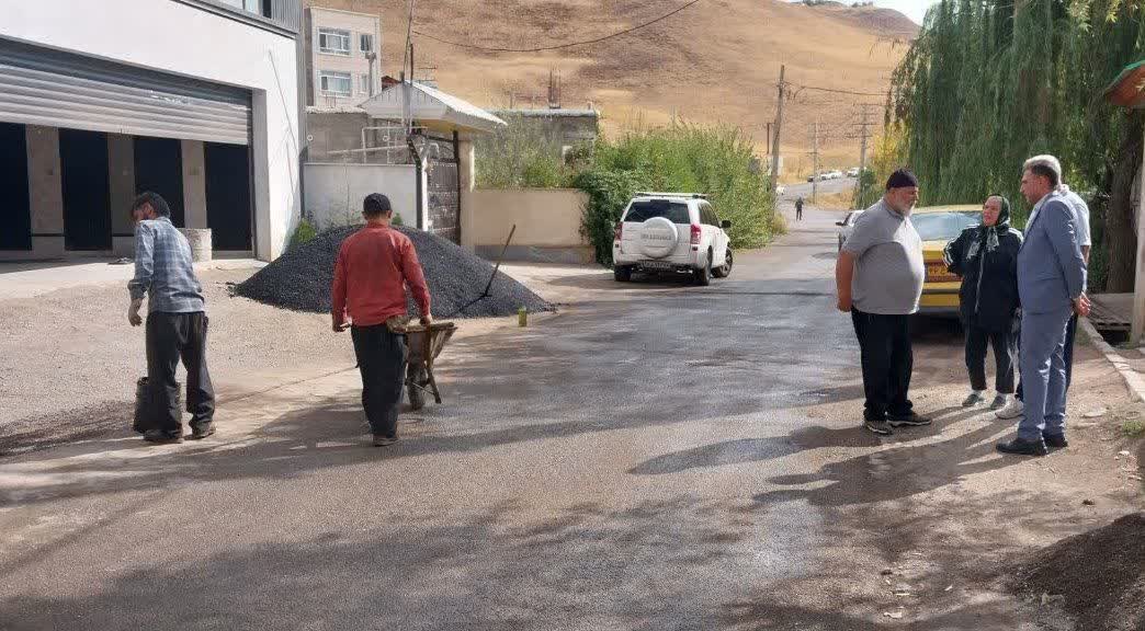 بازدید شهردار طالقان از عملیات لکهگیری و آسفالت محله کولج پایین